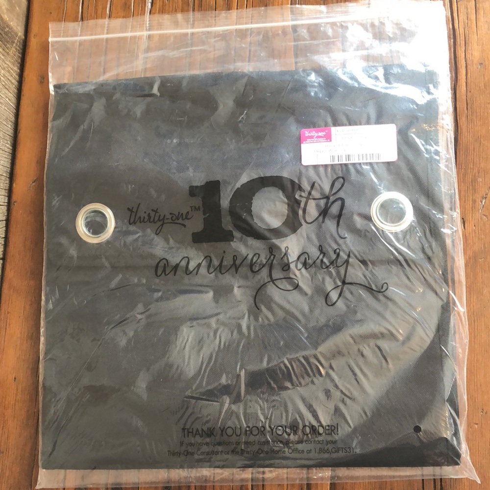 Thirty-One Hang-Up Family Organizer in Black Criss Pop - Picture 15 of 17